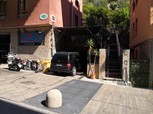 a black van parked in front of a building at Albergo Al Carugio in Monterosso al Mare