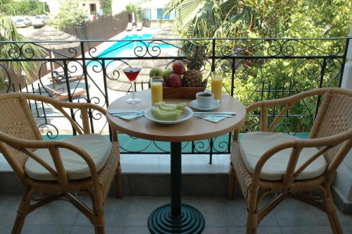 una mesa con un bol de fruta en el balcón en Santa Maura en Nydri