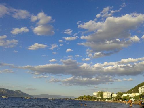 a view of a beach with a cloudy sky at Mare e Monti1 in Kamena Vourla