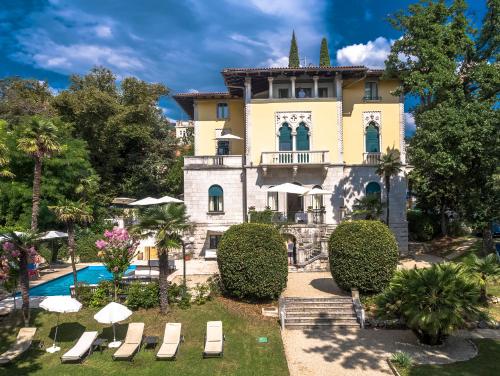 Bazén v ubytování Hotel Villa Astra nebo v jeho okolí