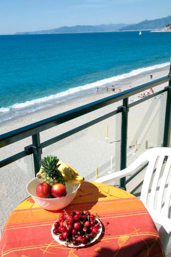 a bowl of fruit on a table on the beach at Residence Le Dune Club in Varigotti
