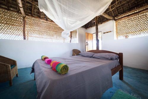 Un pat sau paturi într-o cameră la Namahamade Lodge Restaurante & Beach Bar