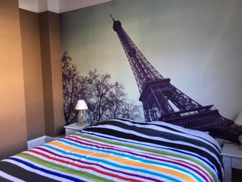 カレーにあるle petit Parisのエッフェル塔のあるベッドルーム1室が備わります。