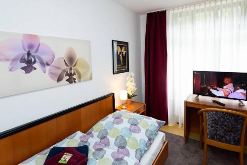 Ober-HambachにあるMorgentau Appartementのベッドルーム(ベッド1台、デスク、テレビ付)