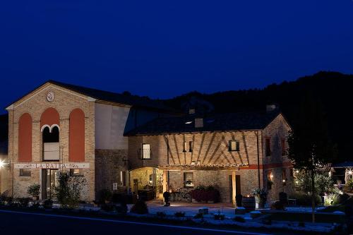 a large brick building at night at Agriturismo La Ratta in Vernasca