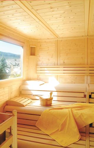 a room with two beds in a sauna at Hotel Winzerverein in Zeltingen-Rachtig