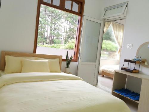 Un pat sau paturi într-o cameră la Strawberry Hotel Dalat