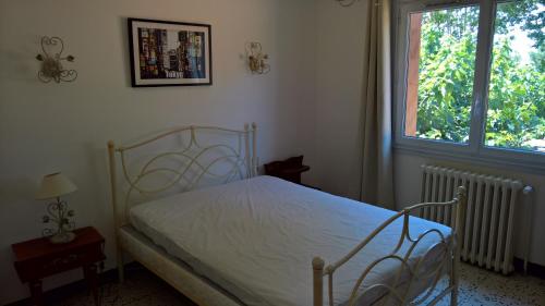 Un pat sau paturi într-o cameră la Maison de 2 à 6 personnes au bord de l'Hérault