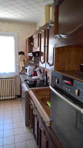 une cuisine avec un évier et une cuisinière four supérieur dans l'établissement Maison de 2 à 6 personnes au bord de l'Hérault, à Agde