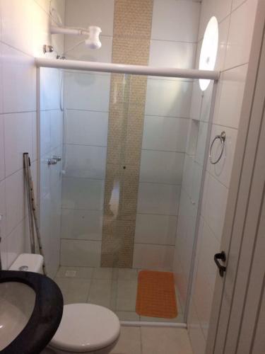 a bathroom with a shower with a toilet and a sink at Flat Paraty Studio in Paraty