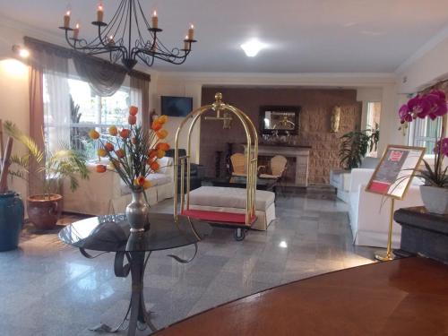 a living room with a couch and a table at Paraiso Termal in Federación
