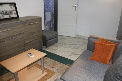 - un salon avec un canapé et une table basse dans l'établissement Happy Welcome Bietry 2, à Abidjan