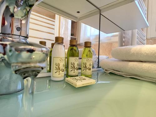 3 bouteilles de vin sur un comptoir dans une salle de bains dans l'établissement Nestor&Jeeves - L'OLYMPIC - Central - Very close sea, à Nice