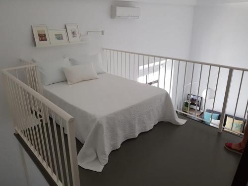 サンルーカル・デ・バラメダにあるLoft San Diego 2のベッドルーム(白いベッド、白い毛布付)