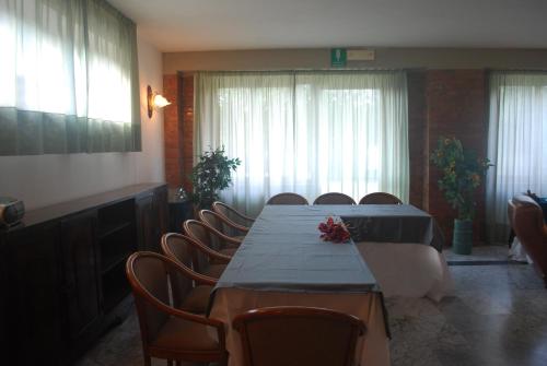 una sala de conferencias con una mesa larga y sillas en Albergo Smeraldo, en Castelnuovo Magra