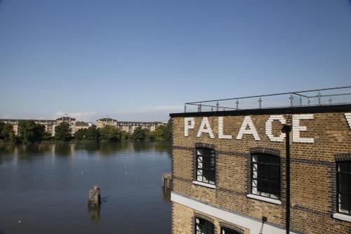 ein Backsteingebäude mit dem Wort "Palast" darauf in der Unterkunft Palace Wharf in London