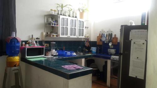 cocina con encimera azul y nevera en Casa Puerto Ayora, en Puerto Ayora