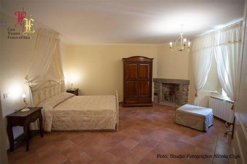 um quarto com uma cama e uma lareira em Casa Vacanze - Franco ed Enza em San Gregorio Magno
