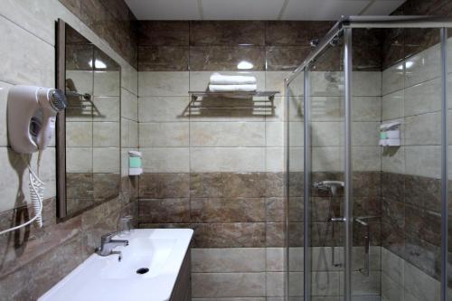 Ett badrum på Hostal Mont Royal