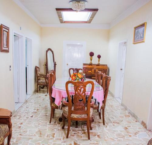 a dining room with a table and chairs at Casa grande y privada, jardín & estacionamiento in Salina Cruz