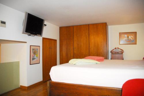 Luxurious Loft with Jacuzzi tesisinde bir odada yatak veya yataklar