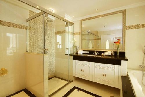 Gallery image of LK Miracle Suite - SHA Extra Plus in Pattaya South