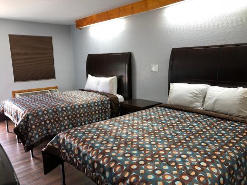 - une chambre d'hôtel avec 2 lits dans l'établissement Budget Inn - Laurens, à Laurens