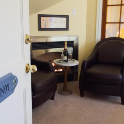 Ruang duduk di Farmhouse Inn B&B