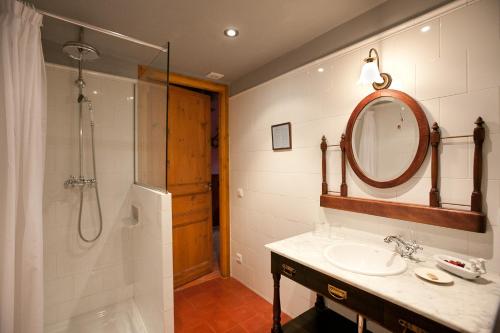 a bathroom with a sink and a shower and a mirror at Casa Leonardo in Senterada