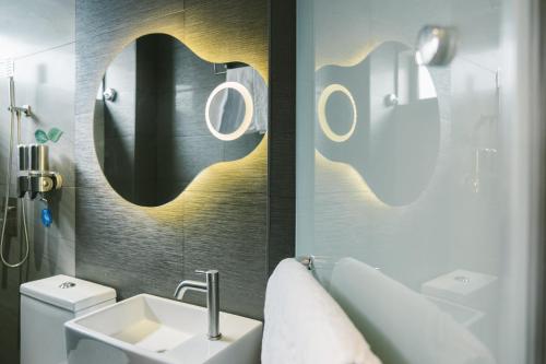 bagno con lavandino, servizi igienici e specchio di A&R Boutique Hotel a Kuala Lumpur