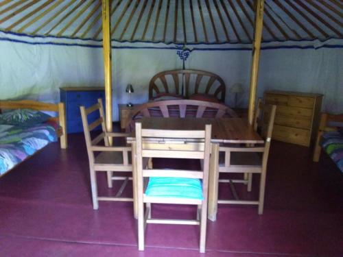 una habitación con mesa y sillas en una tienda de campaña en earl domaine du plec, en Salaunes