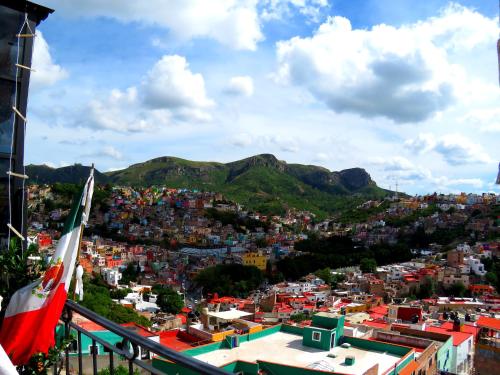 a view of a city with mountains in the background at Casa Rofo in Guanajuato