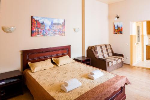 リヴィウにあるApartment on Lesya Kurbasa 7のベッドルーム1室(ベッド1台、タオル2枚付)