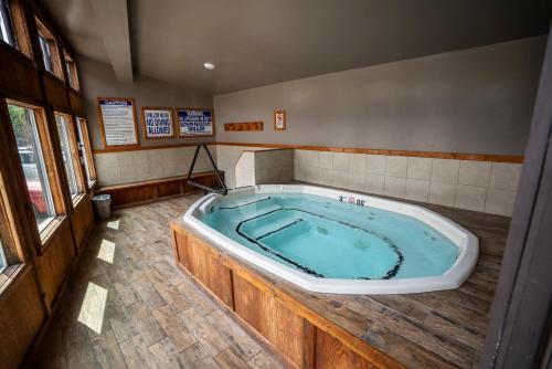 une grande baignoire jacuzzi au milieu d'une pièce dans l'établissement Red Stone Inn, à Moab