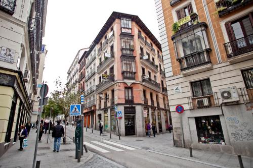 une rue urbaine avec des bâtiments et des gens qui marchent dans la rue dans l'établissement Hostal A Nuestra Senora de La Paloma, à Madrid