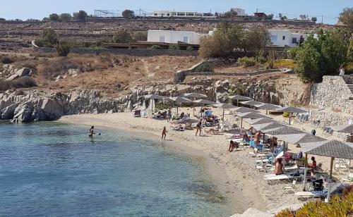 Een strand met een stel mensen erop. bij Healthy House Mykonos in Ornos