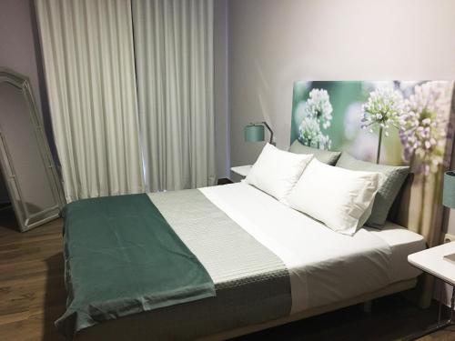 ラメーゴにあるApartamento da Seara "Douro"のベッドルーム(白い枕の大型ベッド1台付)