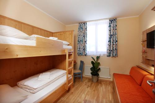 เตียงสองชั้นในห้องที่ JUFA Hotel St Michael im Lungau