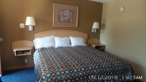 a hotel room with a bed and two lamps at Rivers EDGE MOTEL in Louisiana