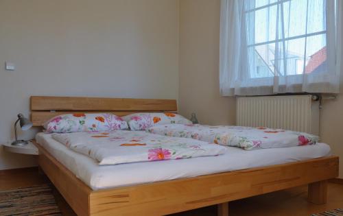 フリードリヒスハーフェンにあるBodenSEE Apartment Friedrichshafen Fischbachのベッドルーム1室(枕2つ付)