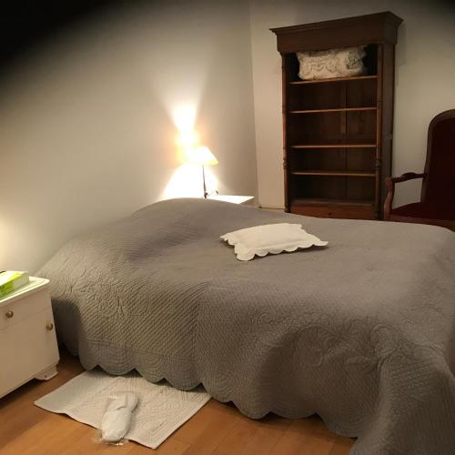 une chambre avec un lit, une lampe et une chaise dans l'établissement 2 Boulevard de Nancy, à Strasbourg