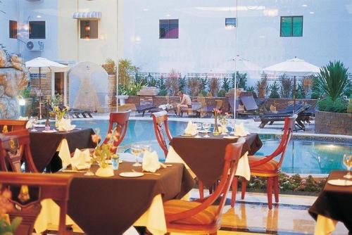 Hồ bơi trong/gần LK Metropole