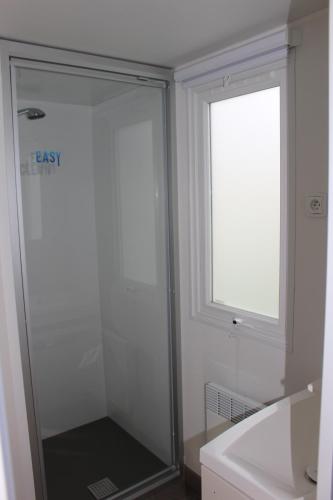 LitteauにあるMobil home 430の窓付きのバスルーム(ガラス張りのシャワー付)
