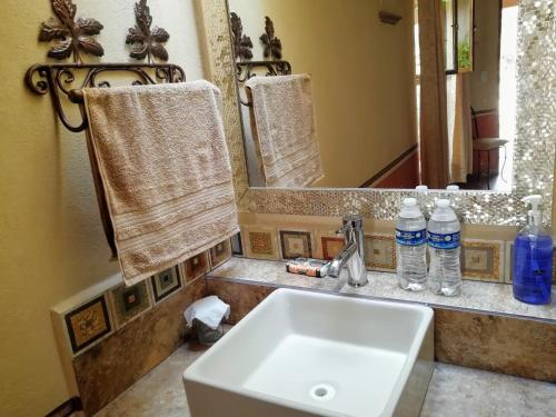 ein Bad mit einem Waschbecken und einem Spiegel in der Unterkunft Hotel Posada Maria Bonita in Bernal