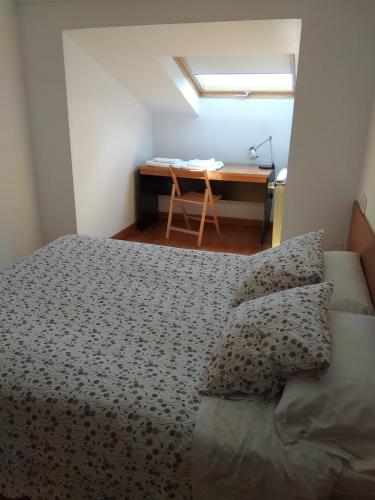 ein Schlafzimmer mit einem Bett und einem Schreibtisch mit einem Schreibtisch in der Unterkunft Apartamentos Vive Soria in Soria