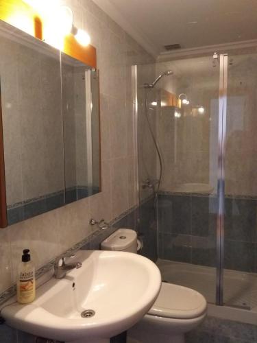 e bagno con lavandino, servizi igienici e doccia. di Apartamentos Vive Soria a Soria