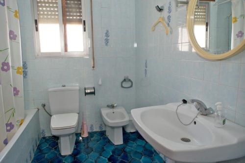 Un baño con un inodoro blanco y un lavabo. en Villa Boverals, en Vinarós