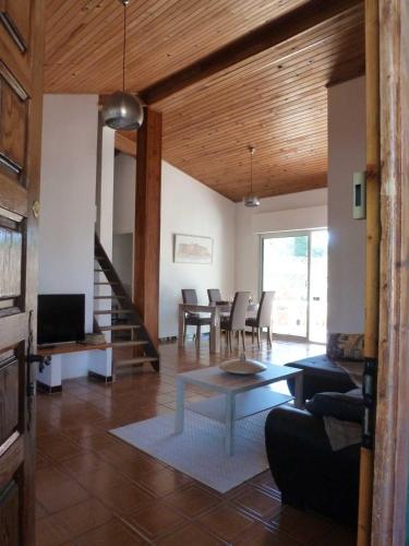 un salon avec une table et une salle à manger dans l'établissement Belle villa classée 4 étoiles proche plage avec jardin, à Saint Cyprien Plage