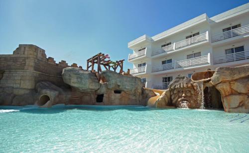 zjeżdżalnia wodna przed hotelem w obiekcie Pirates Village w miejscowości Santa Ponsa