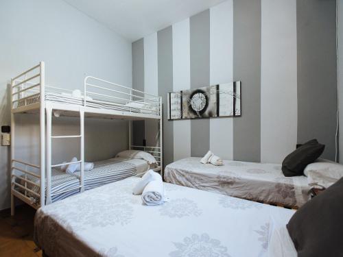 Divstāvu gulta vai divstāvu gultas numurā naktsmītnē Divi Apartments Villa Reyes